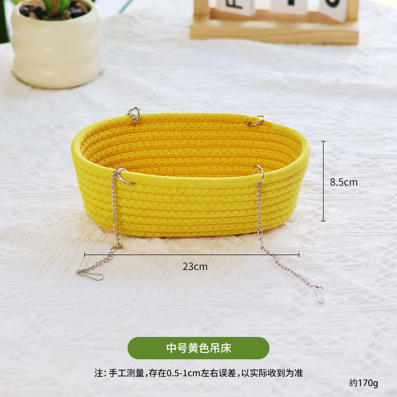 ハムスターのペットが編み上げている金糸熊の花の枝のネズミは巣を掛けて寝ています。|undefined