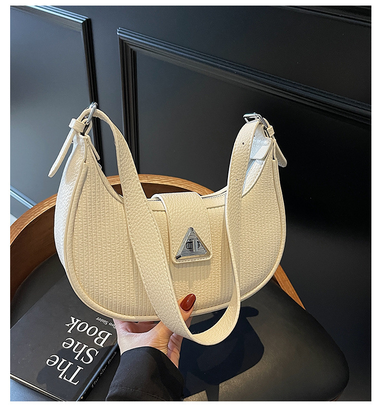 The 2025 new underarm bag for women is a simple and versatile single-shoulder crossbody bag. It is a popular and niche designer crescent-shaped women's bag full figure
