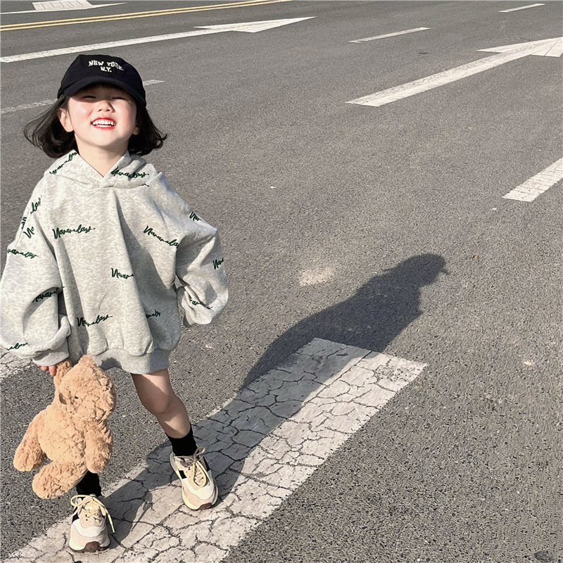 童裝兒童衛衣2024春裝女童寬鬆長款印花字母衛衣時尚落肩上衣