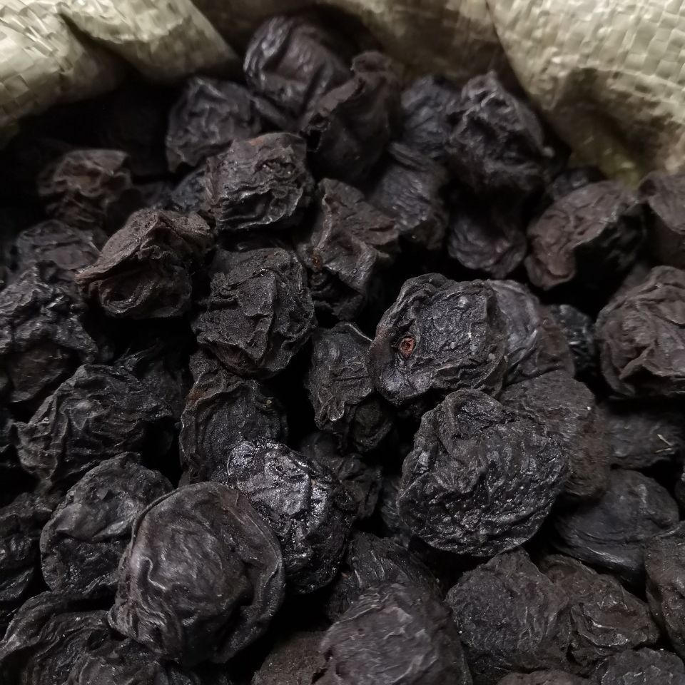 Dried Smoked Plum Wu Mei 150g Pitted Dried Chinese Plum for Herbal Tea and Culinary Use in use