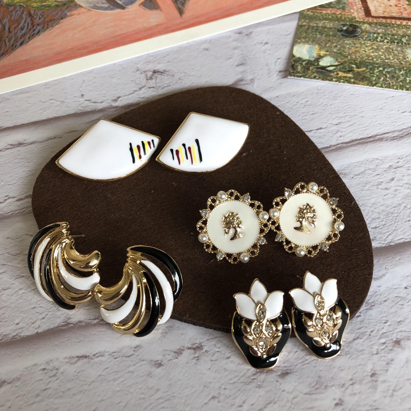 Retro Black White Enamel Flowers Stud Earrings Wholesale Nihaojewelry display picture 10
