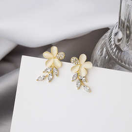 时尚新款高级感花瓣耳钉新款潮网红气质女精致小众耳饰