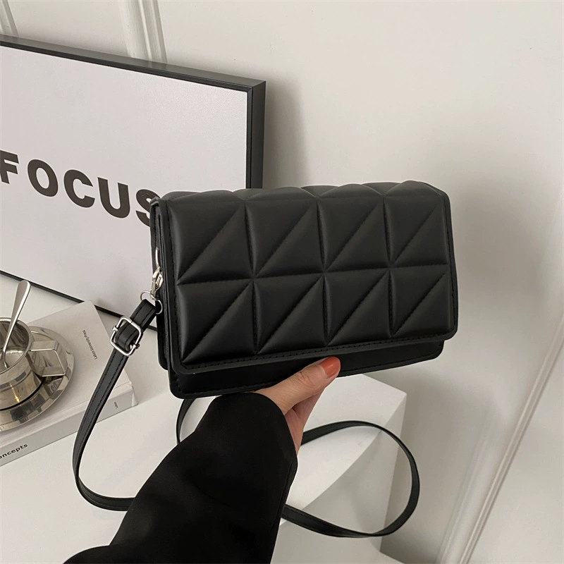 Нишевая дизайнерская стеганая сумка для женщин 2024 года, новая модная универсальная маленькая квадратная сумка через плечо для женщин в стиле лёгкой роскоши.