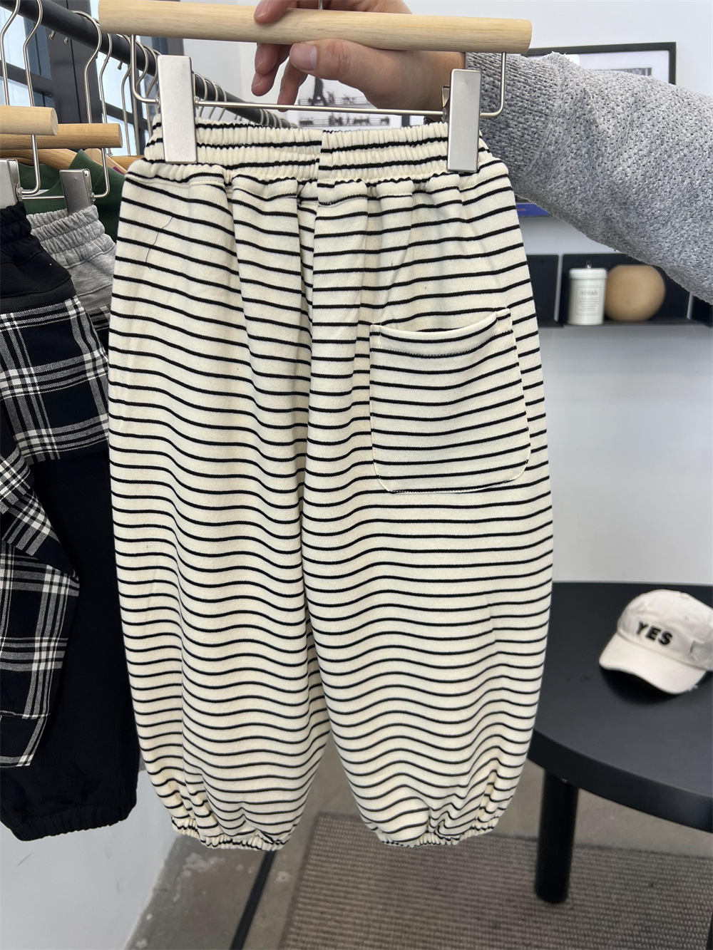 Primavera alla moda per ragazzi e ragazze sanitari 2024 per bambini versatili americani pigri leggings pantaloni sportivi a righe_voghion.com