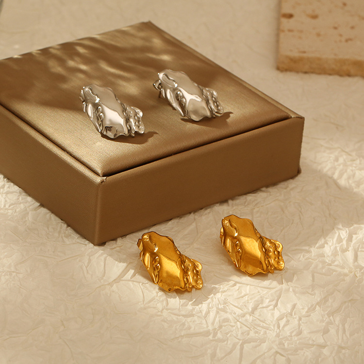 Nuevos pendientes irregulares transfronterizos europeos y americanos Pendientes plisados de lava de meteorito de acero inoxidable simples para mujer Joyas callejeras