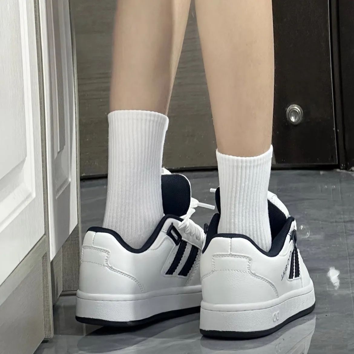 Zapatos de suela gruesa de Hong Kong para mujeres 2025 primavera nueva variedad de zapatos de pan de nicho casuales estudiantes zapatos de tendencia blanca