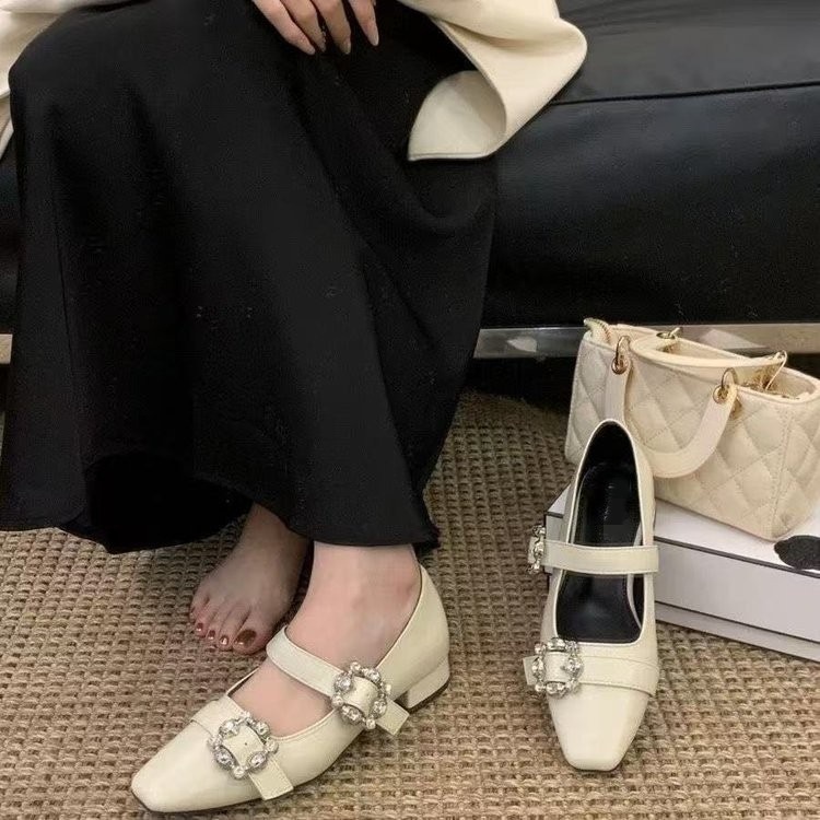 Zapatos franceses de diamante Marie Jean 2026 nuevo verano una palabra zapatos de una sola palabra temperamento versátil zapatos super hadas zapatos de una sola boca superficial zapatos