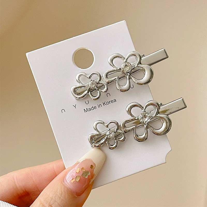 Sweet Cool Metal Hairpin Mujeres 2025 nuevo estilo de alto nivel frente fresa cabello cortado oreja lateral clips adornamiento para el cabello