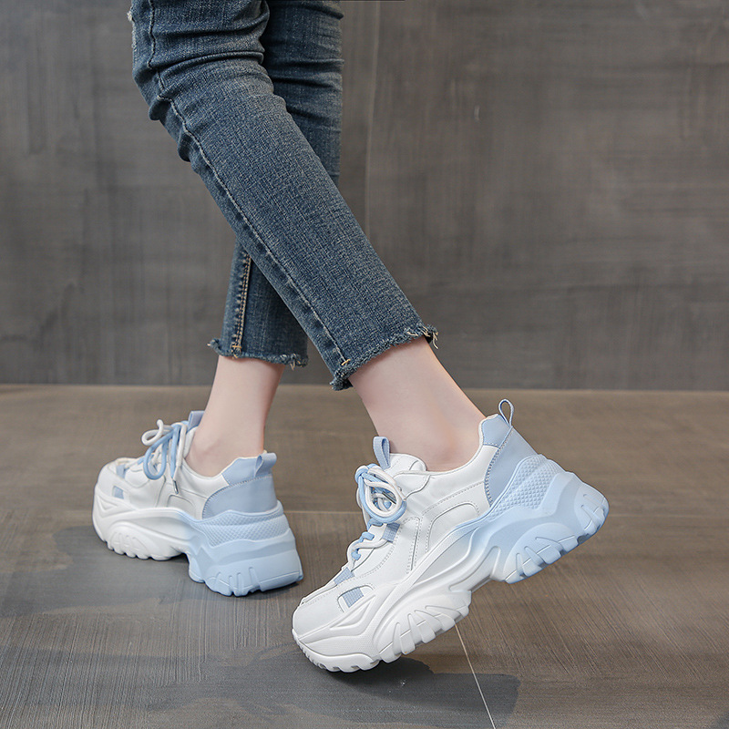 Zapatos super calientes de papá zapatos de mujer primavera 2025 nuevo aumento de suela gruesa deportivo ocio pequeño blanco verano red transpirable