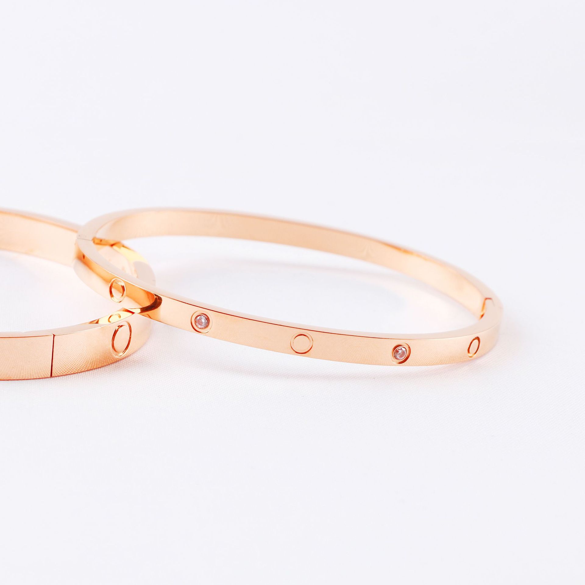 国境を越えて人気の高い留め金式ブレスレット、ダイヤモンド付きブレスレット、幅広・幅狭バージョン、18金チタン鋼ブレスレット、工場直送