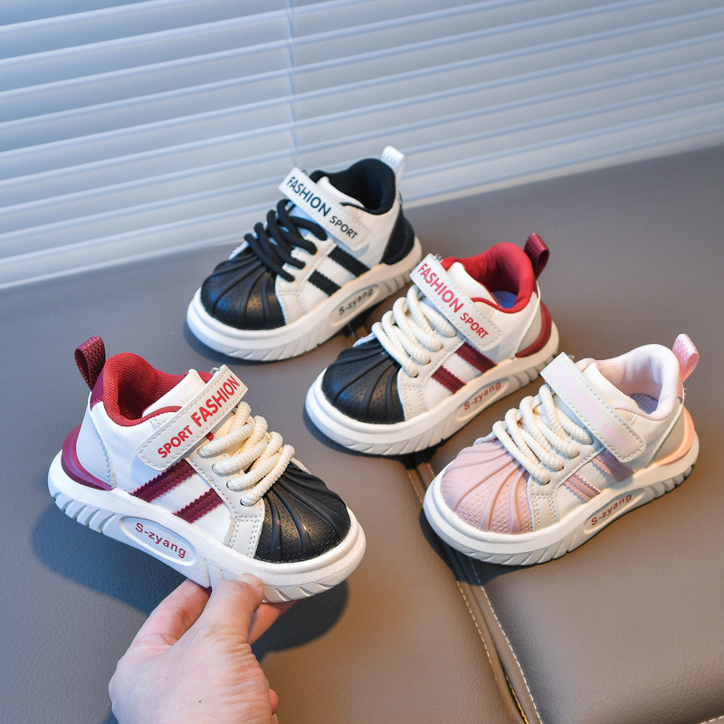 Calzado deportivo para niños 2025 primavera nuevo estilo zapatos de cuero impermeables para niños de suela suave, zapatos de tabla pequeños casuales de todo fósforo para niños de mediana edad