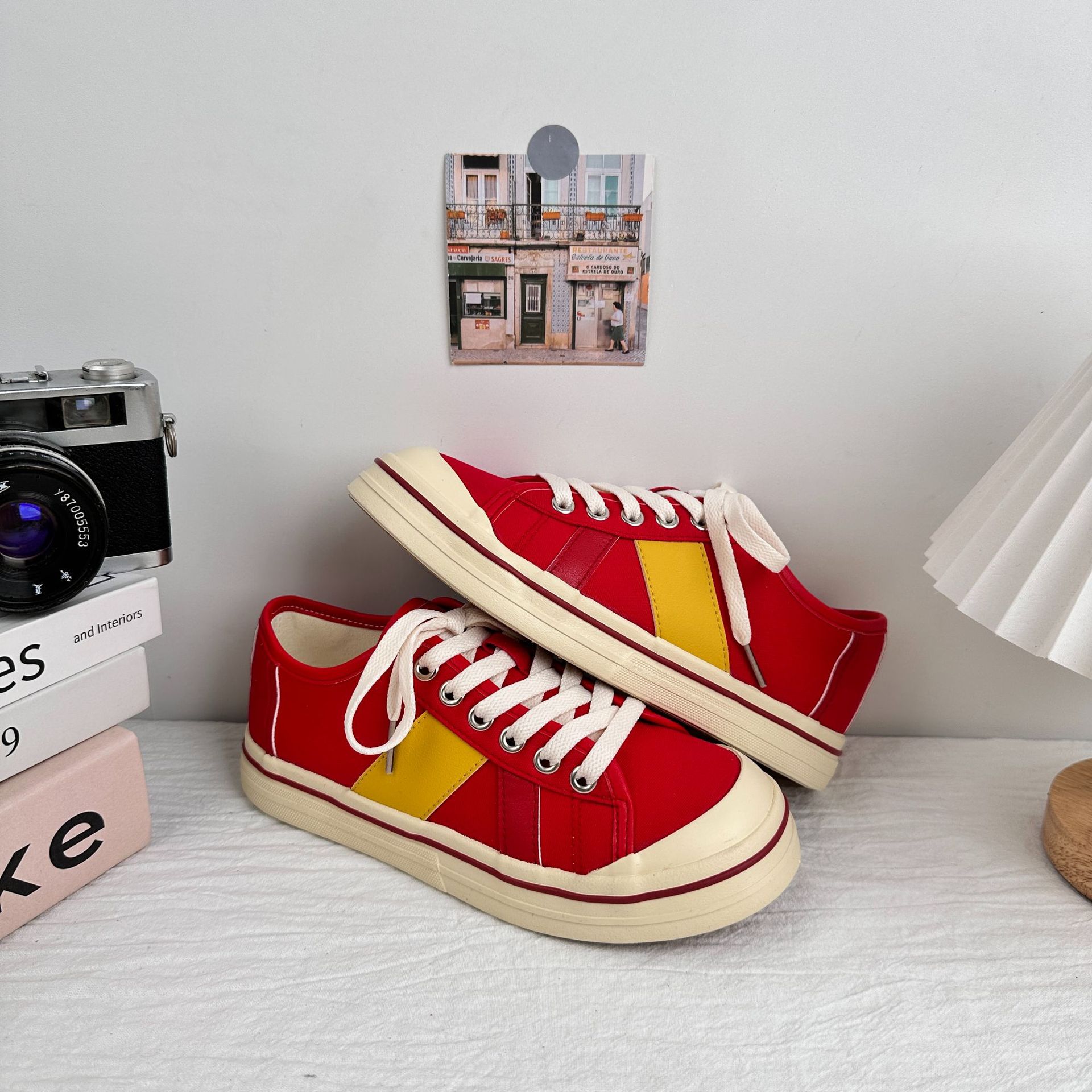 Zapatos casuales de onda lejana para mujer 2025 nuevos zapatos blancos zapatos de mujer de verano zapatos de lona zapatos de plataforma de color de contraste de todo fósforo