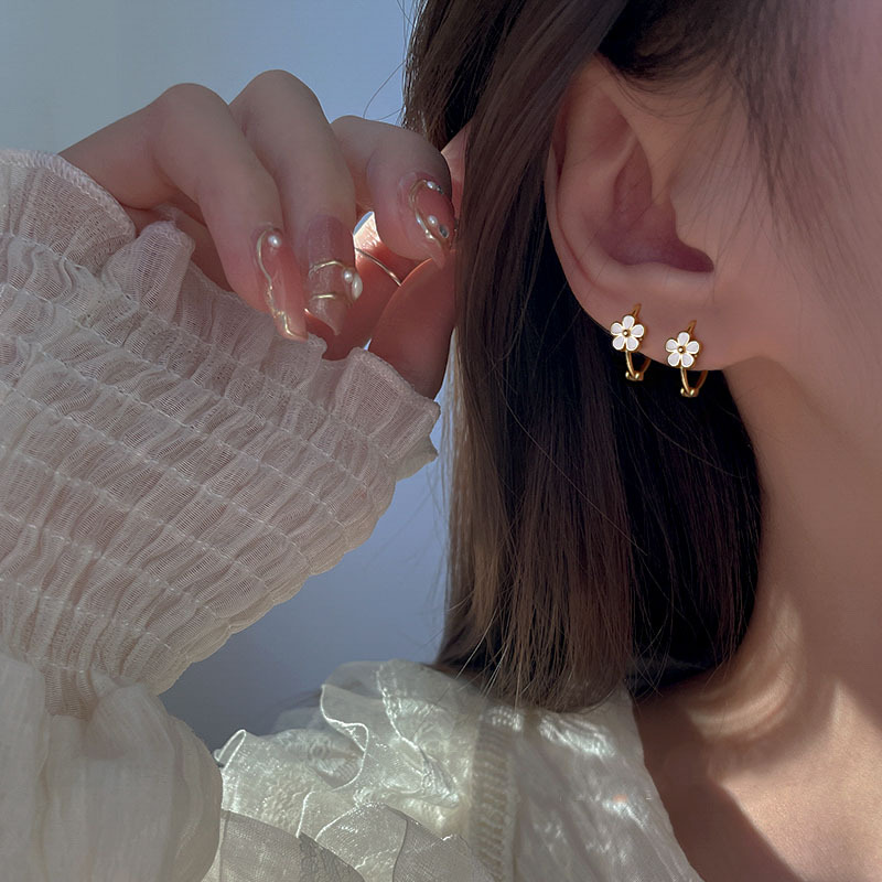 Orecchini a cerchio fiore margherita per donna design oro_voghion.com