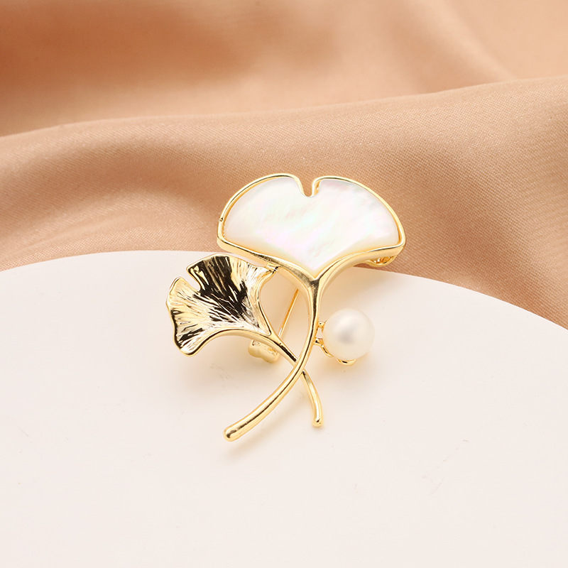 Luz de lujo natural perla ginkgo hoja broche alto sentido nicho temperamento simple ramillete accesorios 18K chapado en oro
