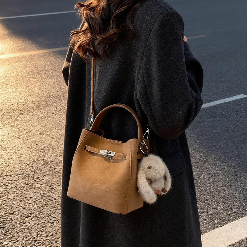 Bolso de mano de viaje retro coreano para mujeres 2025 nuevo paquete de cubo de hombro casual de alto nivel sensación de mochila versátil