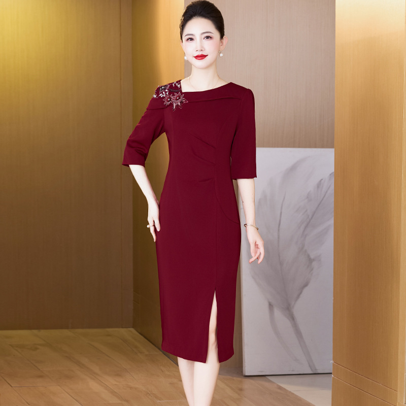 A wine-red dress with embroidered shoulders, mid-length sleeves, and a slit, designed for mothers to wear at a wedding reception, offering a slim fit and a mid-length silhouette