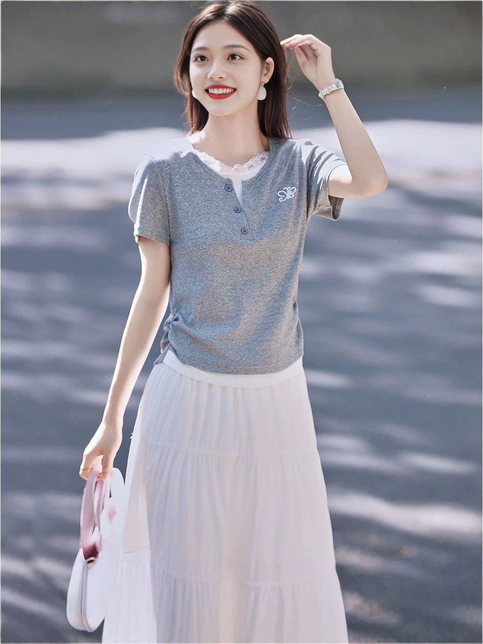Áo thun nữ tay ngắn cổ ren phối ren, thêu họa tiết, dáng ôm gọn — màu xám
