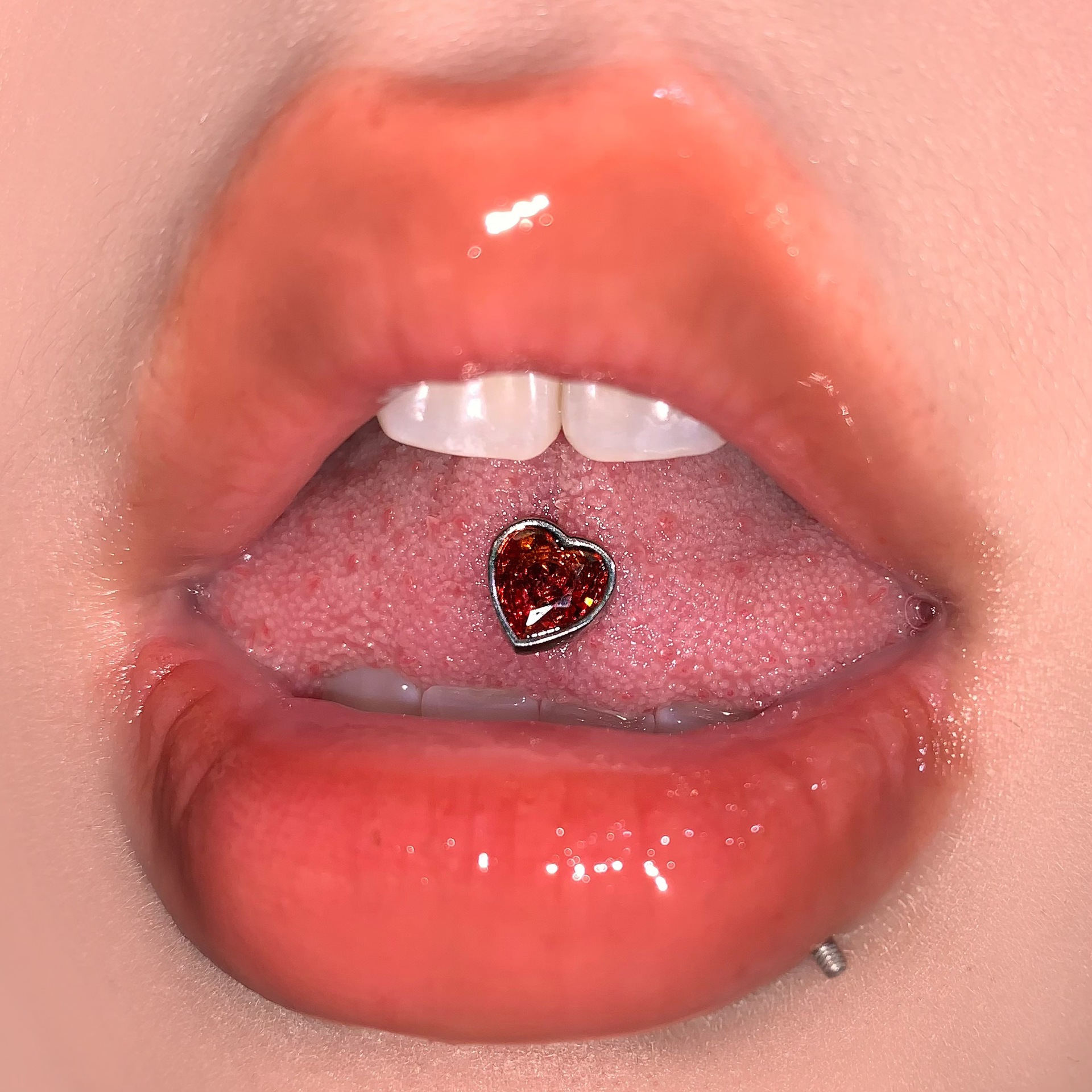 16G labret stud size and finish detail