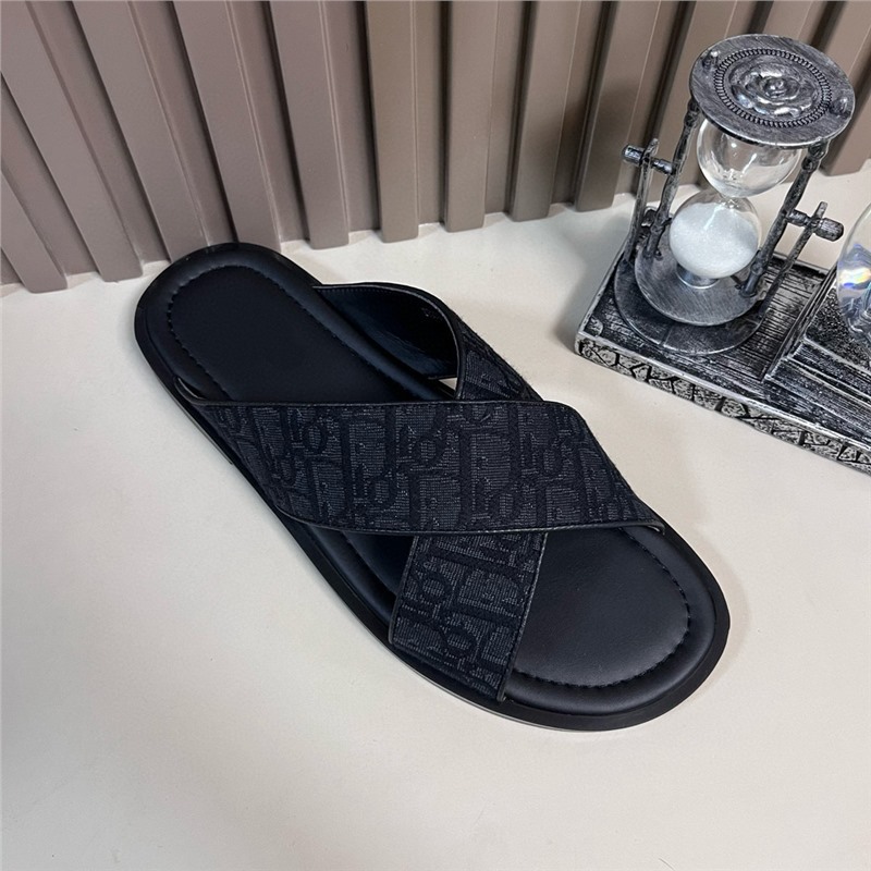 Estación europea 2025 chanclas de verano para hombres, sandalias y zapatillas de moda para hombres de marca de moda, sandalias de un solo carácter fuera de la playa