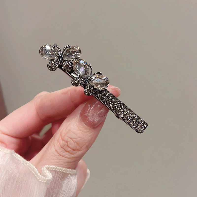 Корейский темперамент чёрная бабочка Diamond утка-подбородок девушка, держащая верхнюю заколку с flash-брендом请