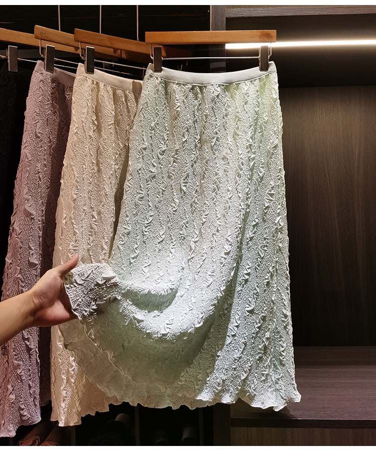 Chân váy xếp ly nữ cạp cao dáng chữ A, vải hoa văn ép hoa, thun lưng co giãn, suông rủ nhẹ — màu đen, Xanh lá cây nhạtcolor, Hồng ngó sen, màu mơ chi tiết 4