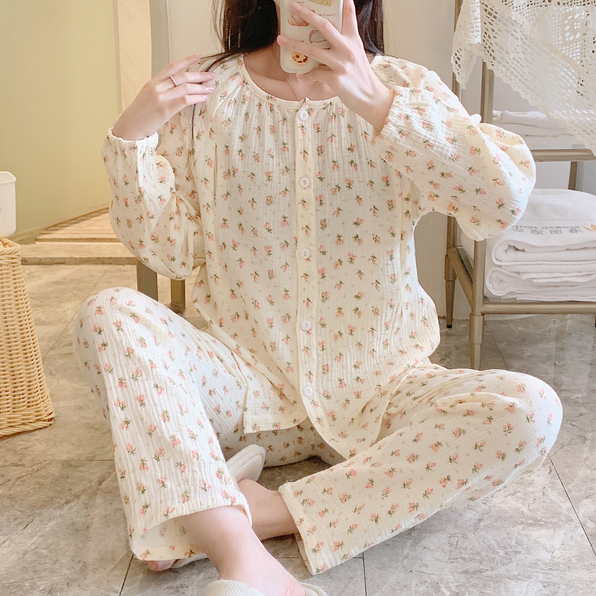 코튼 크레이프 라운드 넥 레드 더블 로즈 감금 의류 세트