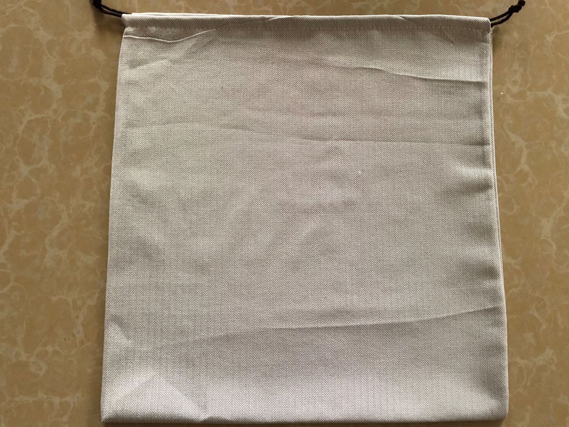 25 cm 38*40cm de altura; gris; tela en espiga