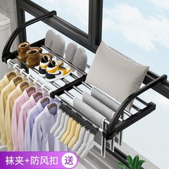 ベランダは靴下を干して靴を干します。窓の暖かさは服を干します。