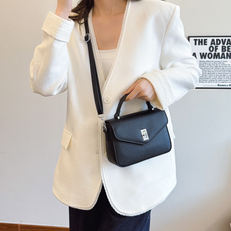 Bolso mensajero de lujo ligero de nicho 2025 nuevo bolso femenino de gran capacidad moda retro simple bolso cuadrado pequeño femenino