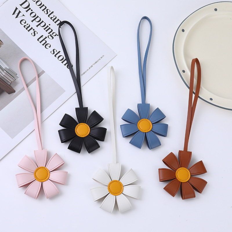 Minimalist and creative sunflower PU leather bag pendant keychain decoration backpack accessory cross-border Minimalist and creative sunflower PU leather bag pendant keychain decoration backpack accessory cross-border