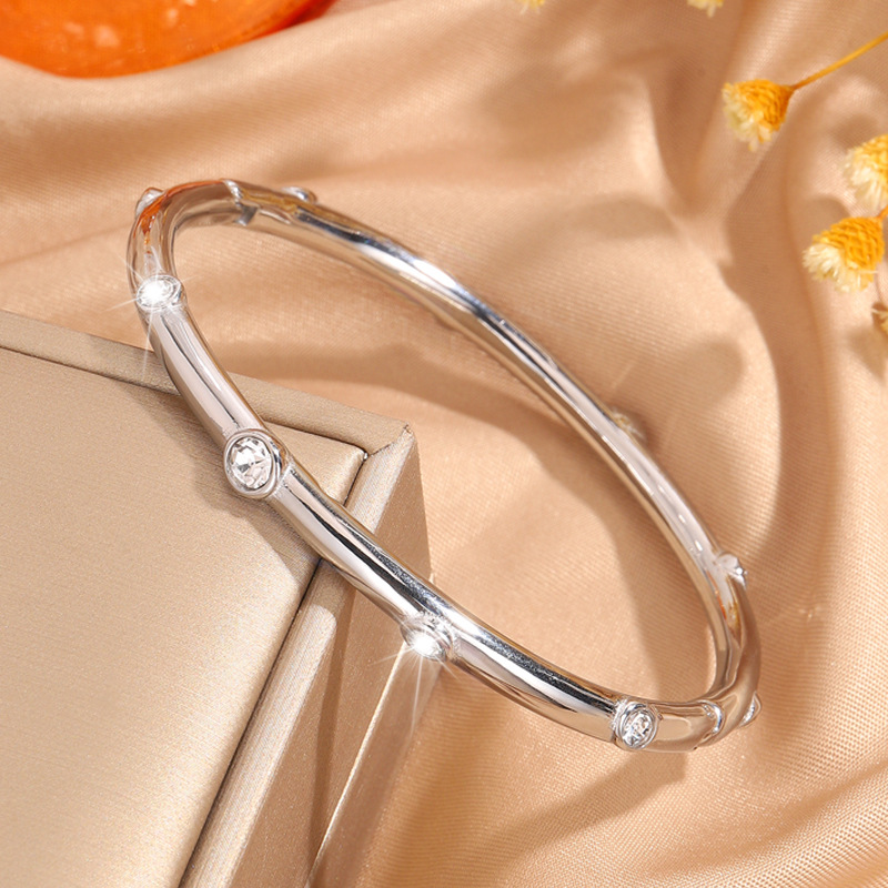 Mujeres de acero inoxidable diez pulseras de perforación galvanizadas de alta calidad 18k oro de moda pulseras de lujo ligeras joyas personales versátiles