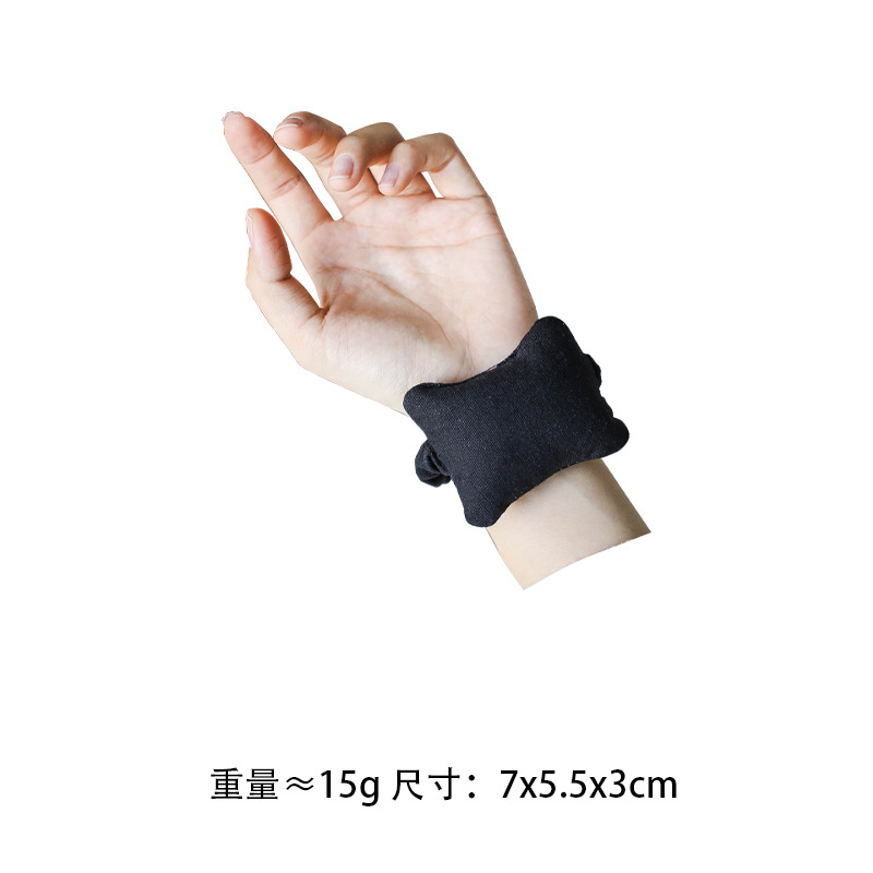 Эластичная подушечка на запястье из черного хлопка.