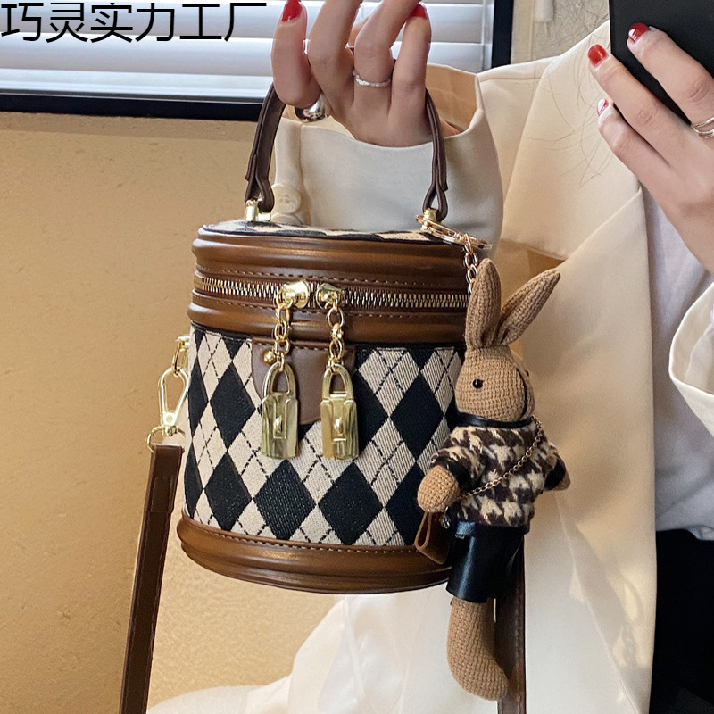 跨境批发小包包女2025春季新款时尚小众斜挎包质感菱格手提水桶包