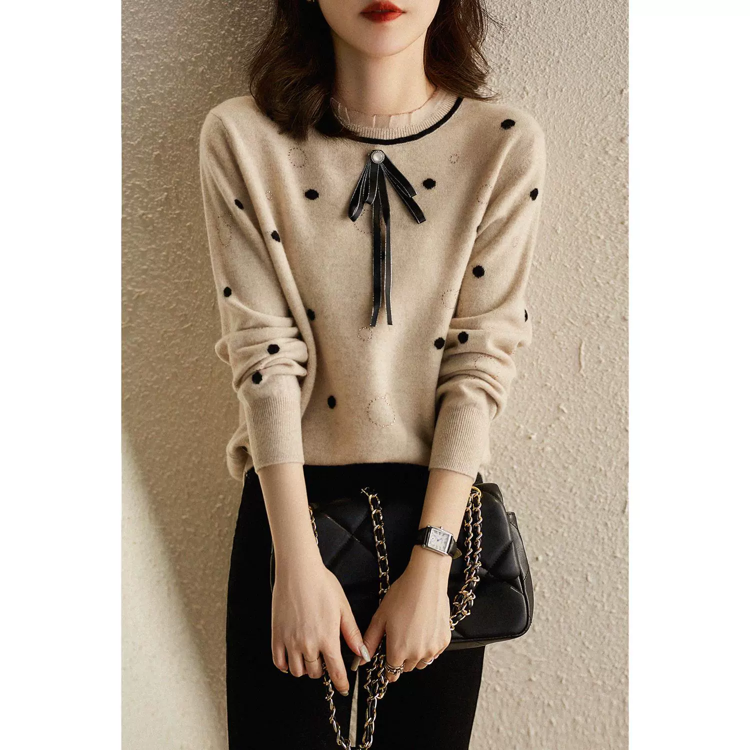 Элегантность, напоминающая балет, продолжает французскую скромную и изысканную красоту. Новая женственная и стильная трикотажная одежда ELZY45968.