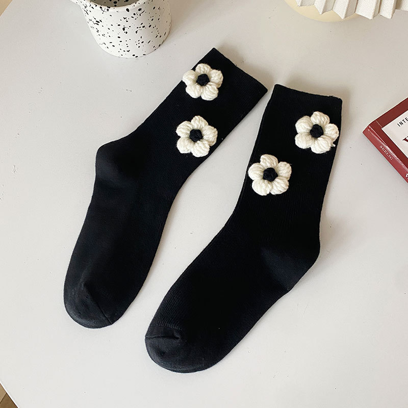 검은 배경에 흰색 꽃