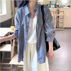 怠惰な綿の格子のシャツの女性の春秋の新商品は外で通勤する小さいシャツの夏の長袖のゆったりしている日焼け止めのシャツを掛けます。