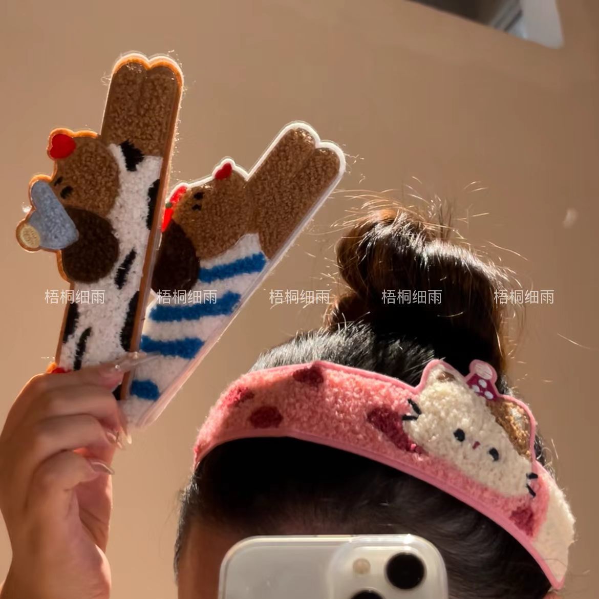 Soft and cute cartoon cat hair accessory with a long Velcro strap, perfect for girls to use as a hair tie or headband for washing their face or applying makeup