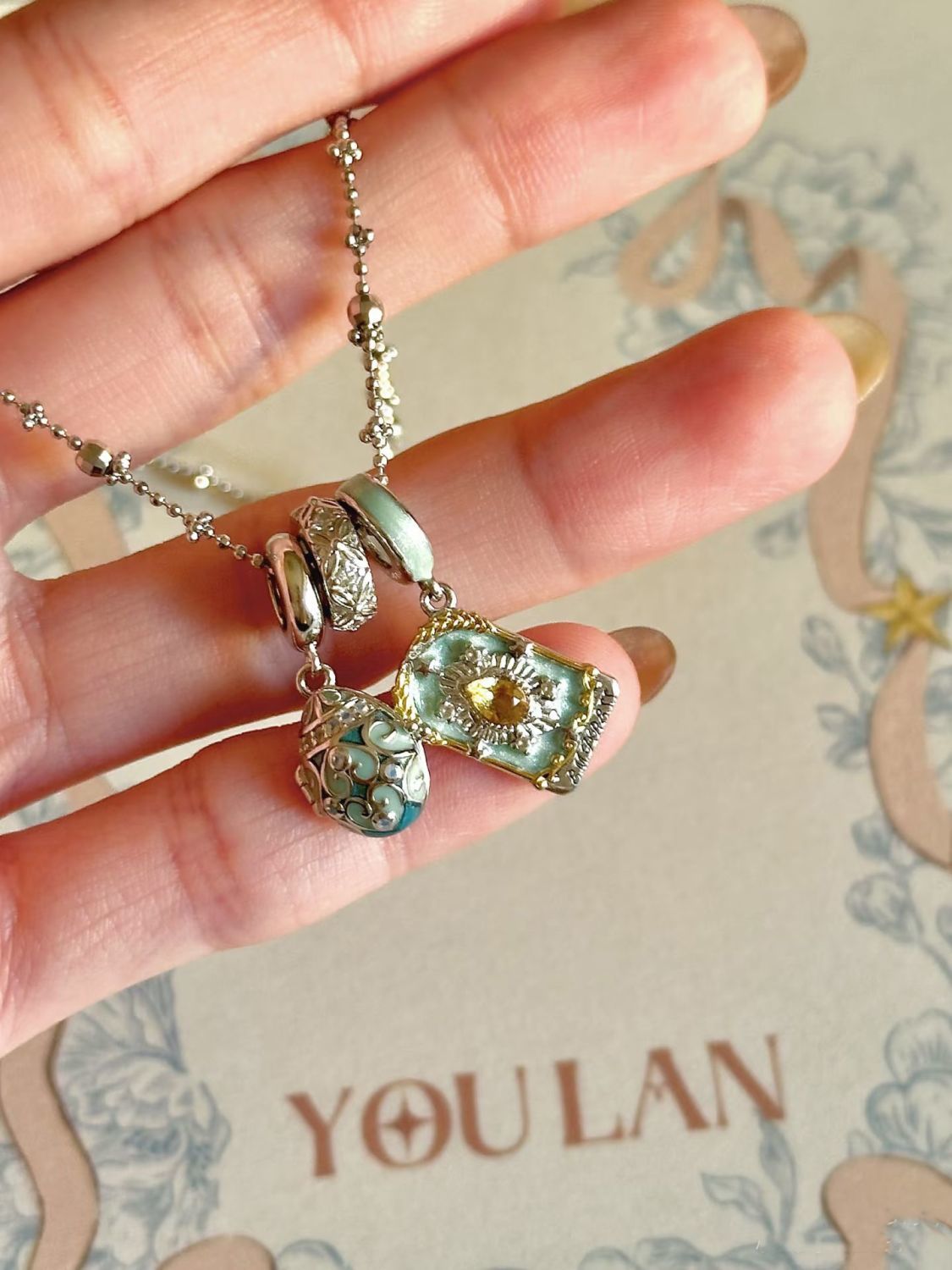 Green sparkling zircon tarot card pendant collarbone chain, exquisite and atmospheric niche necklace