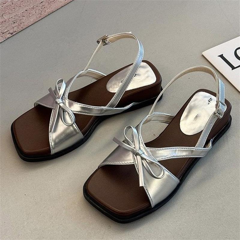 Sandalias de explosión para mujeres 2026 verano nuevo hermoso no cansado zapatillas con falda zapatillas de playa de fondo plano