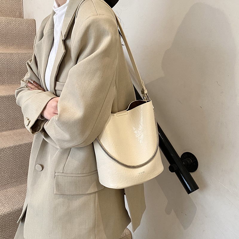 Alta sensación retrógrada de cera de cuero bolso de agua para mujeres 2024 nuevo nicho Zhong universal bolso de hombro de moda bolso de mochila