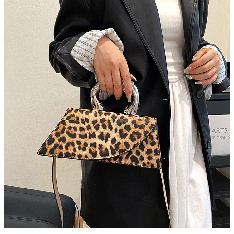 Women's Medium All Seasons Pu Leather Leopard Streetwear Square Flip Cover Handbag display picture 4