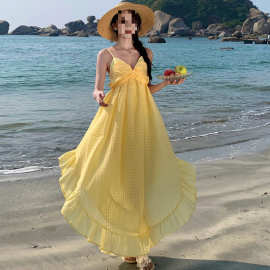 Q2R2025新款 浅黄色格纹度假风露背连衣裙 多巴胺海岛沙滩挂脖长