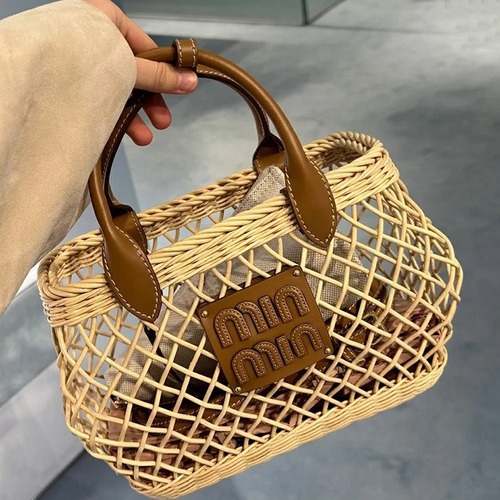 小红书网红2024夏新款镂空草编包纯手工藤编菜篮子字母单肩斜跨包