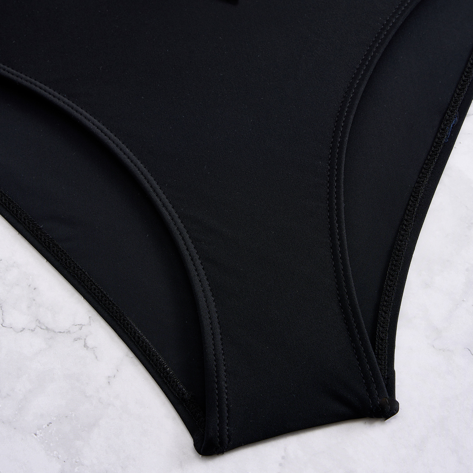 Dam bikini med hög midja och blommigt tryck med volanger_voghion.com