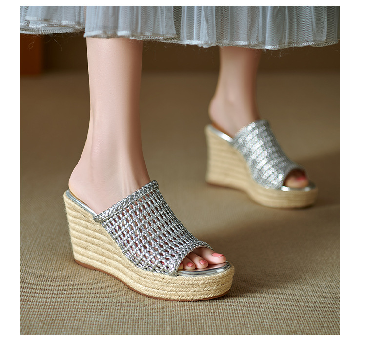 Dép sandal nữ quai chữ V đan rỗng, đế xuồng cao gót, mũi hở kiểu cá sấu — màu vàng, bạc chi tiết 16
