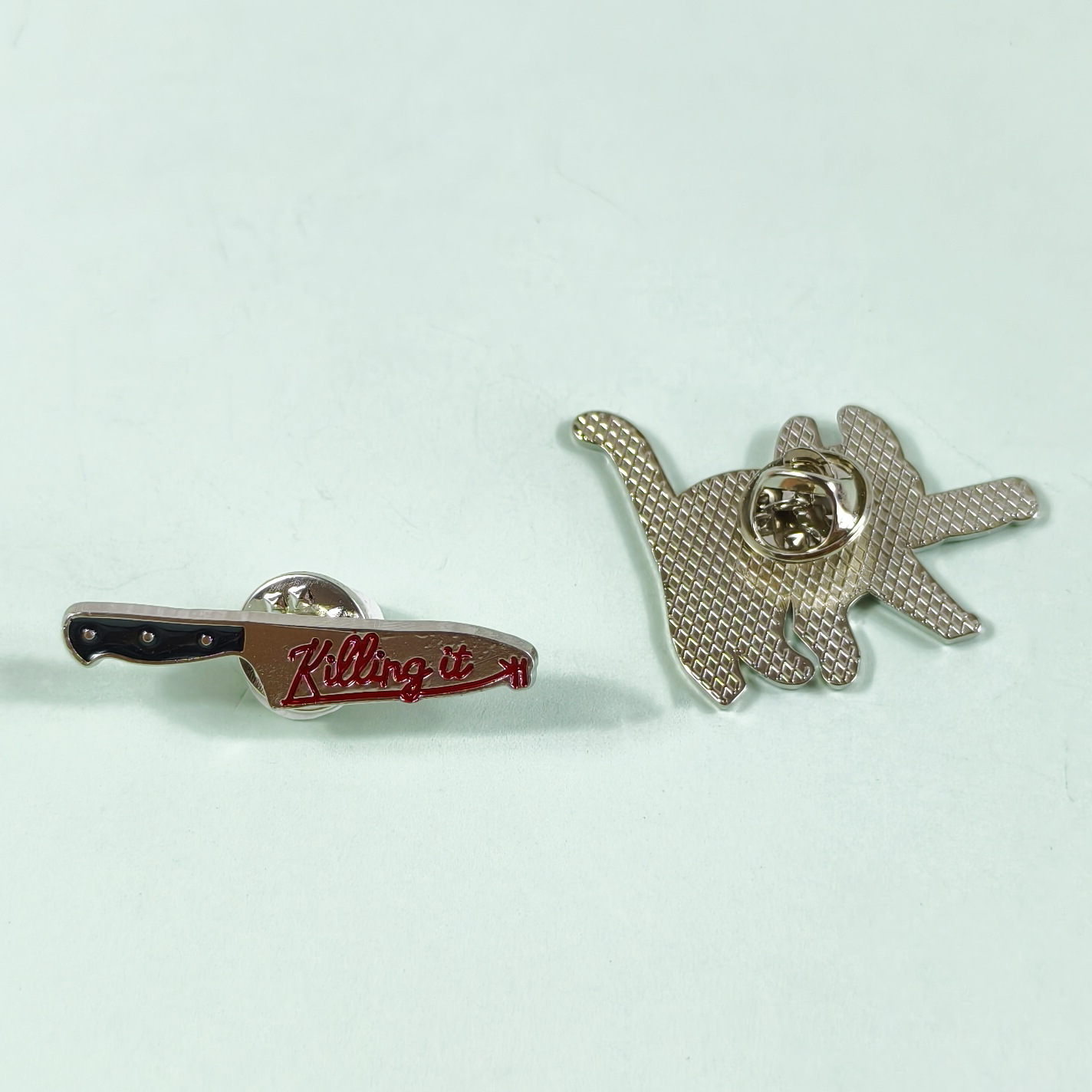 Personalidad, divertido, cuchillo, gato, insignia de metal, cuchillo, letras en inglés, decoraciones creativas, broche de ropa de aceite de goteo de aleación