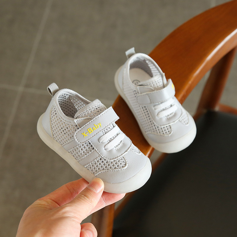 2024 primavera y verano nuevos niños y niñas zapatos de malla transpirable de color sólido a rayas bebé inferior suave Niño Zapatos de bebé generación pelo