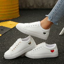 爱心小白鞋女2025春秋季新款休闲百搭气质运动鞋学生皮面平底板鞋