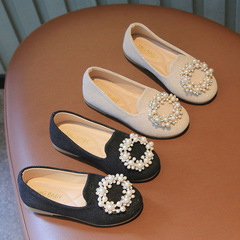 Adorable pearl metal buckle princess shoes for girls, suitable for middle and large children, one-step on children's small leather shoes for autumn, drop shipping children's shoes