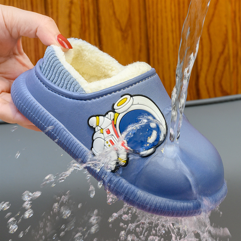 子供の綿のスリッパの男の子の包みと冬の防水の家の外は滑り止めの柔らかい底の中の大きい子供の保温と綿の靴を着ます。|undefined